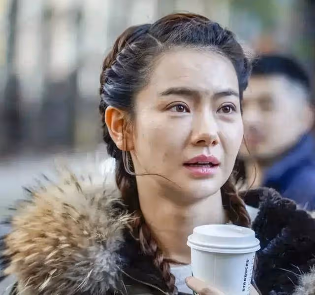 戚薇全素顏生圖流出！37歲面部線條優越，五官清秀少女感十足，網友：難怪李承鉉那麼愛