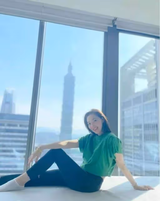 富士康老闆娘曾馨瑩罕曬素顏照!皮膚吹彈可破,穿健美褲身材不輸少女,手上大金表搶鏡,網友:自帶貴氣