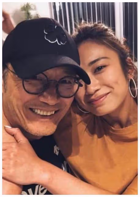 61歲苗僑偉罕曬女兒美照!28歲身材出眾氣質不輸大牌明星,濃眉大眼完美遺傳父母基因,網友:不愧最美星二代
