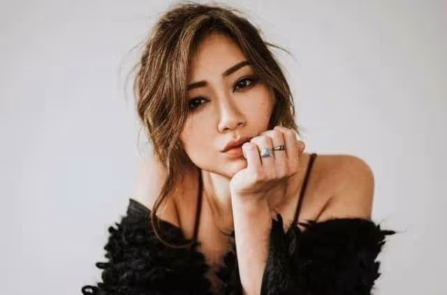 61歲苗僑偉罕曬女兒美照!28歲身材出眾氣質不輸大牌明星,濃眉大眼完美遺傳父母基因,網友:不愧最美星二代