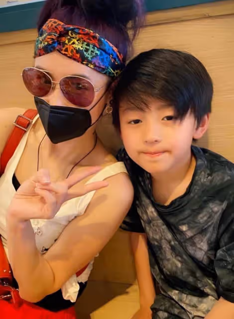 有種「復制粘貼」叫張柏芝二兒子!10歲梳背頭男人味十足,五官精緻近照神似謝霆鋒