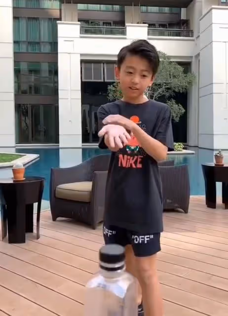 有種「復制粘貼」叫張柏芝二兒子!10歲梳背頭男人味十足,五官精緻近照神似謝霆鋒