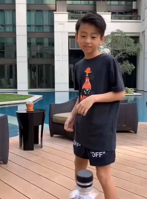 有種「復制粘貼」叫張柏芝二兒子!10歲梳背頭男人味十足,五官精緻近照神似謝霆鋒
