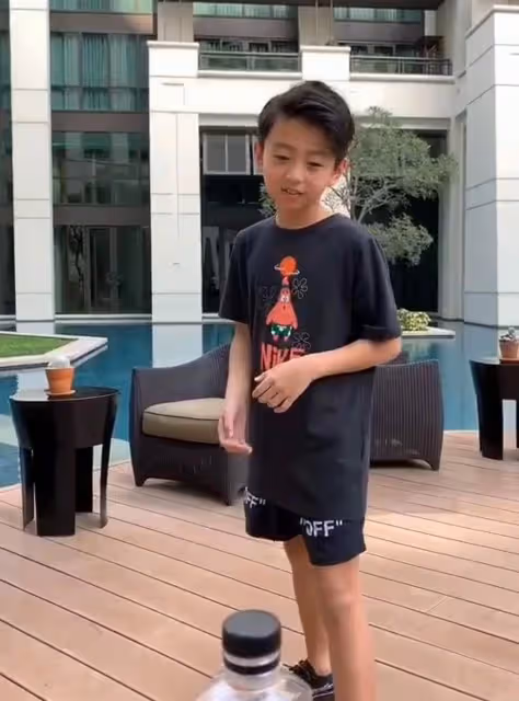 有種「復制粘貼」叫張柏芝二兒子!10歲梳背頭男人味十足,五官精緻近照神似謝霆鋒