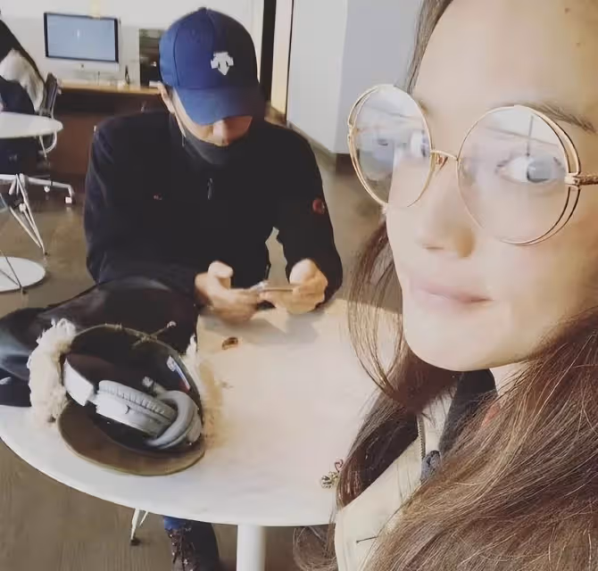 舒淇曬照為老公慶生!兩人摟肩依偎好甜,馮德倫滿臉胡茬難掩帥氣,網友:真正的郎才女貌