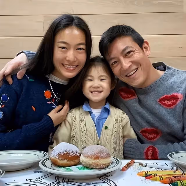 陳冠希曬照為老婆慶生!與秦舒培海邊親吻顯甜蜜,眼角細紋藏深情,網友:簡直神仙眷侶