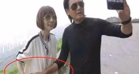 周潤發的人品怎麼樣?看他和魯豫的合照手在的位置,網友:沒想到