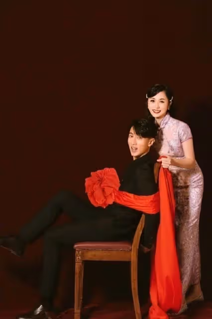 吳尊老婆真漂亮,穿旗袍裙優雅又美麗,長相氣質完全不輸女明星,網友:笑起來和neinei一樣
