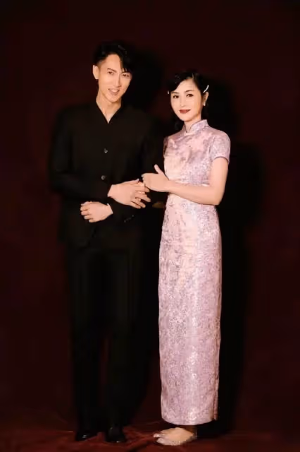 吳尊老婆真漂亮,穿旗袍裙優雅又美麗,長相氣質完全不輸女明星,網友:笑起來和neinei一樣