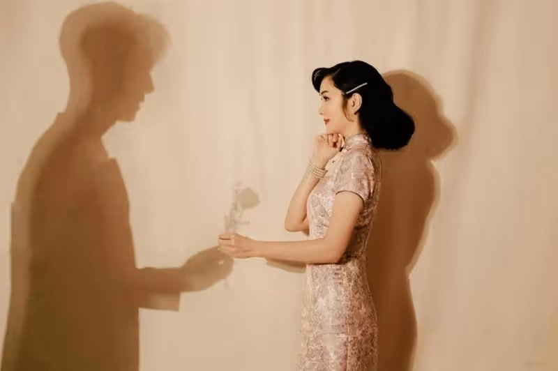 吳尊老婆真漂亮,穿旗袍裙優雅又美麗,長相氣質完全不輸女明星,網友:笑起來和neinei一樣