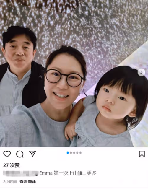 58歲呂方陪妻女出遊!2歲女兒太像老爸,小16歲富婆妻子氣質好