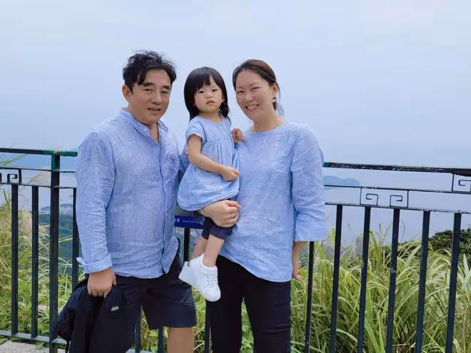 58歲呂方陪妻女出遊!2歲女兒太像老爸,小16歲富婆妻子氣質好