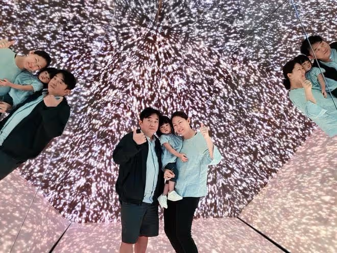 58歲呂方陪妻女出遊!2歲女兒太像老爸,小16歲富婆妻子氣質好