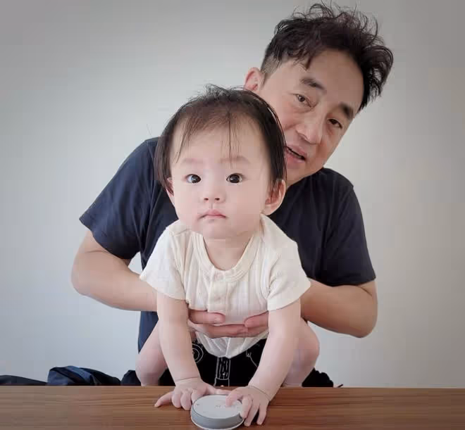 58歲呂方陪妻女出遊!2歲女兒太像老爸,小16歲富婆妻子氣質好