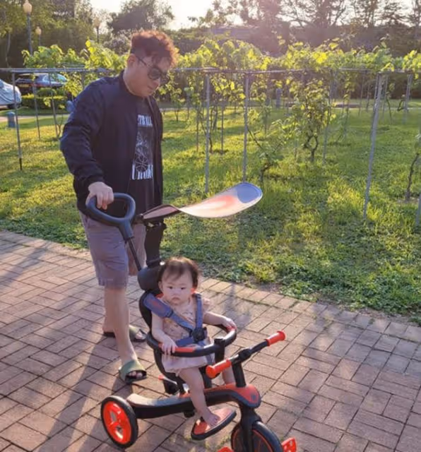 58歲呂方陪妻女出遊!2歲女兒太像老爸,小16歲富婆妻子氣質好