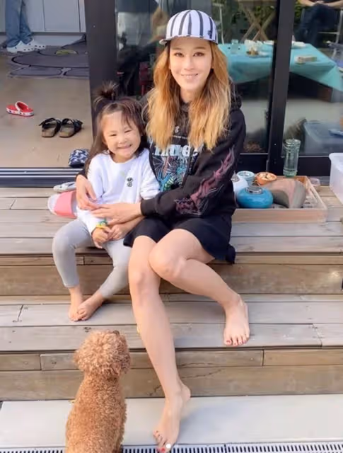 陳冠希姐姐曬靚照慶生,45歲皮膚白皙如少女,黑人男友沒有出鏡