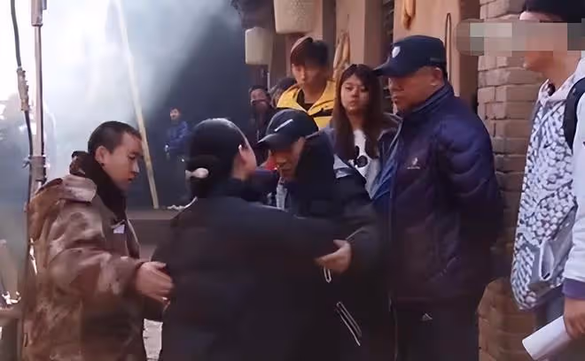 明星奇葩行為大賞：有人一拳打倒同行，有人在片場大罵導演