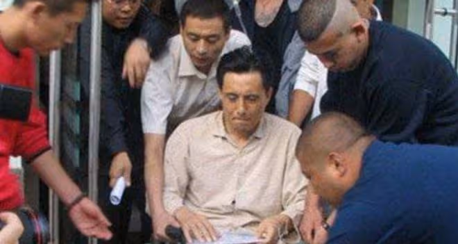 明星奇葩行為大賞：有人一拳打倒同行，有人在片場大罵導演