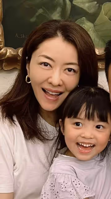 41歲熊黛林為富豪老公慶生，家中內景顯簡陋，雙胞胎女兒像極爸爸