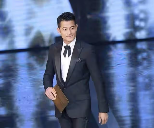 41歲熊黛林為富豪老公慶生，家中內景顯簡陋，雙胞胎女兒像極爸爸