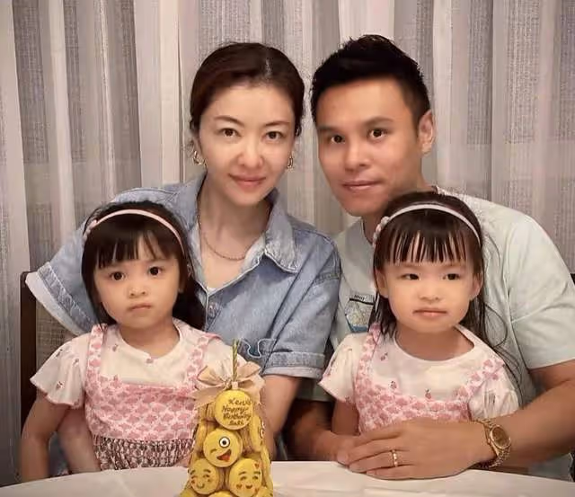 41歲熊黛林為富豪老公慶生，家中內景顯簡陋，雙胞胎女兒像極爸爸