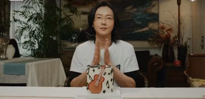43歲歌手隱退6年復出!留長發仍帥氣似小伙,曾因抑鬱症剃度出家