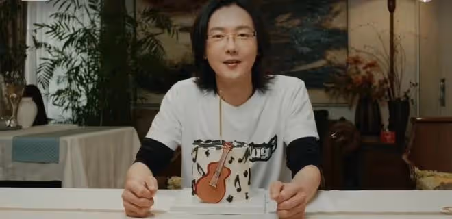 43歲歌手隱退6年復出!留長發仍帥氣似小伙,曾因抑鬱症剃度出家