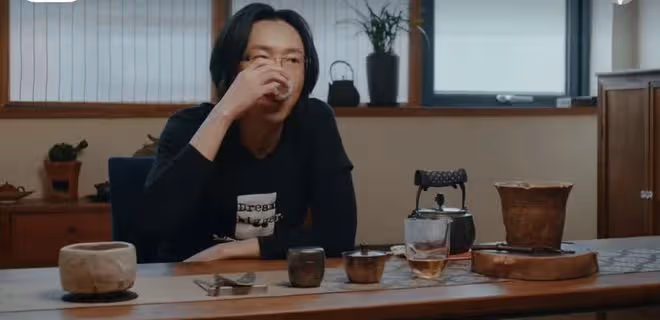 43歲歌手隱退6年復出!留長發仍帥氣似小伙,曾因抑鬱症剃度出家