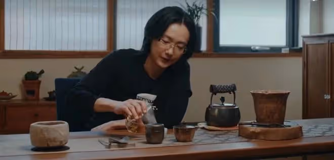 43歲歌手隱退6年復出!留長發仍帥氣似小伙,曾因抑鬱症剃度出家