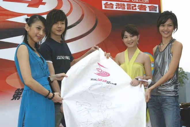 43歲歌手隱退6年復出!留長發仍帥氣似小伙,曾因抑鬱症剃度出家