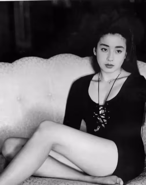 她15歲爆火後,情路坎坷,母親苛待,事業低迷,她要如何逆襲呢?