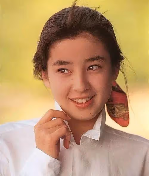 她15歲爆火後,情路坎坷,母親苛待,事業低迷,她要如何逆襲呢?