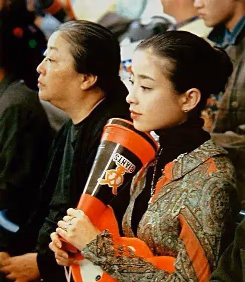 她15歲爆火後,情路坎坷,母親苛待,事業低迷,她要如何逆襲呢?