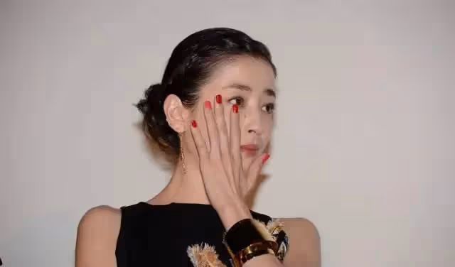 她15歲爆火後,情路坎坷,母親苛待,事業低迷,她要如何逆襲呢?