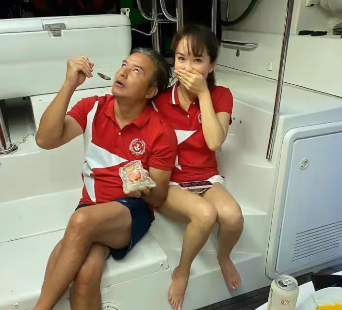 范文芳一家乘遊艇出海慶祝新加坡國慶!51歲李銘順許久不見,看起來滄桑了不少