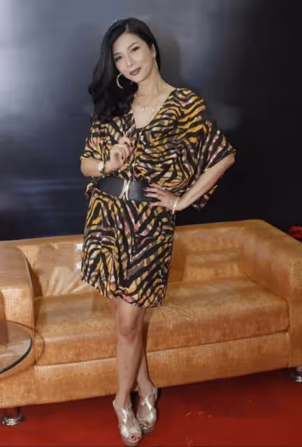 59歲吳家麗罕曝近況,曬照慶生膚白緊致媚眼如絲,氣質風采依舊,網贊:風韻猶存,歲月從不敗美人