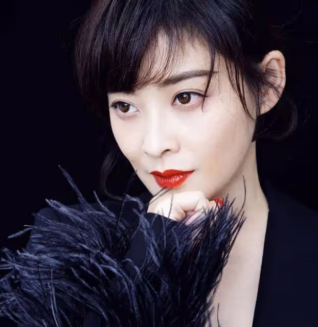 霸屏女神遭遇前任坑！再嫁大十歲現任老公，將她寵成白痴女子？