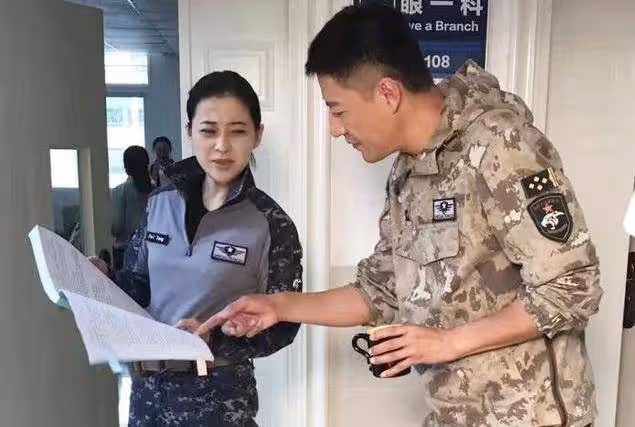 霸屏女神遭遇前任坑！再嫁大十歲現任老公，將她寵成白痴女子？
