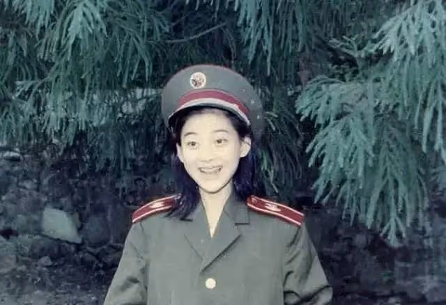 霸屏女神遭遇前任坑！再嫁大十歲現任老公，將她寵成白痴女子？