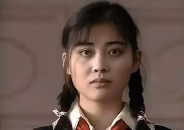 霸屏女神遭遇前任坑！再嫁大十歲現任老公，將她寵成白痴女子？