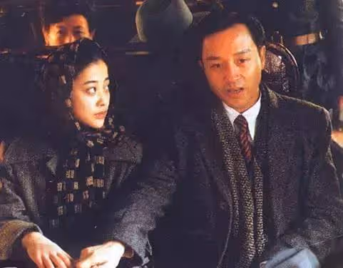 霸屏女神遭遇前任坑！再嫁大十歲現任老公，將她寵成白痴女子？