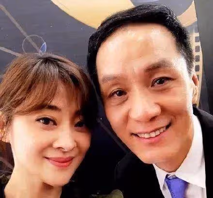 霸屏女神遭遇前任坑！再嫁大十歲現任老公，將她寵成白痴女子？