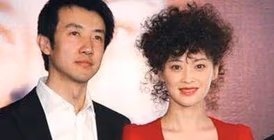 霸屏女神遭遇前任坑！再嫁大十歲現任老公，將她寵成白痴女子？