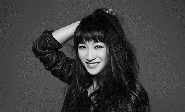 霸屏女神遭遇前任坑！再嫁大十歲現任老公，將她寵成白痴女子？