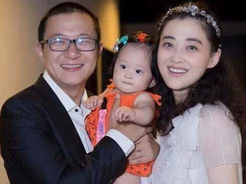 霸屏女神遭遇前任坑！再嫁大十歲現任老公，將她寵成白痴女子？