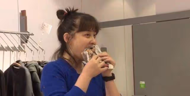 霸屏女神遭遇前任坑！再嫁大十歲現任老公，將她寵成白痴女子？