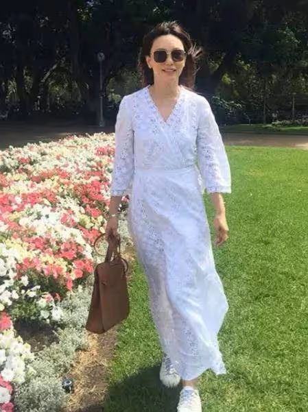 美貌不輸賈靜雯,當紅時嫁大十歲外國老公,今46歲美如少女