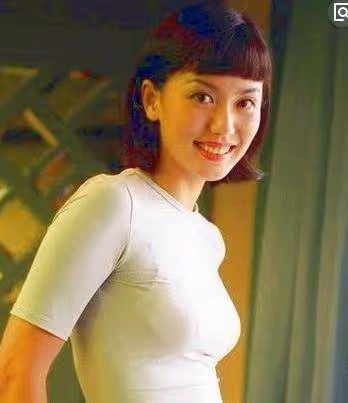 美貌不輸賈靜雯,當紅時嫁大十歲外國老公,今46歲美如少女
