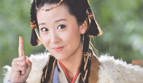 她分手小3歲男友,卻嫁大21歲富商,婚後生子老公給她買飛機!