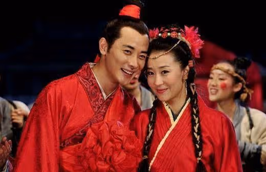 她分手小3歲男友,卻嫁大21歲富商,婚後生子老公給她買飛機!